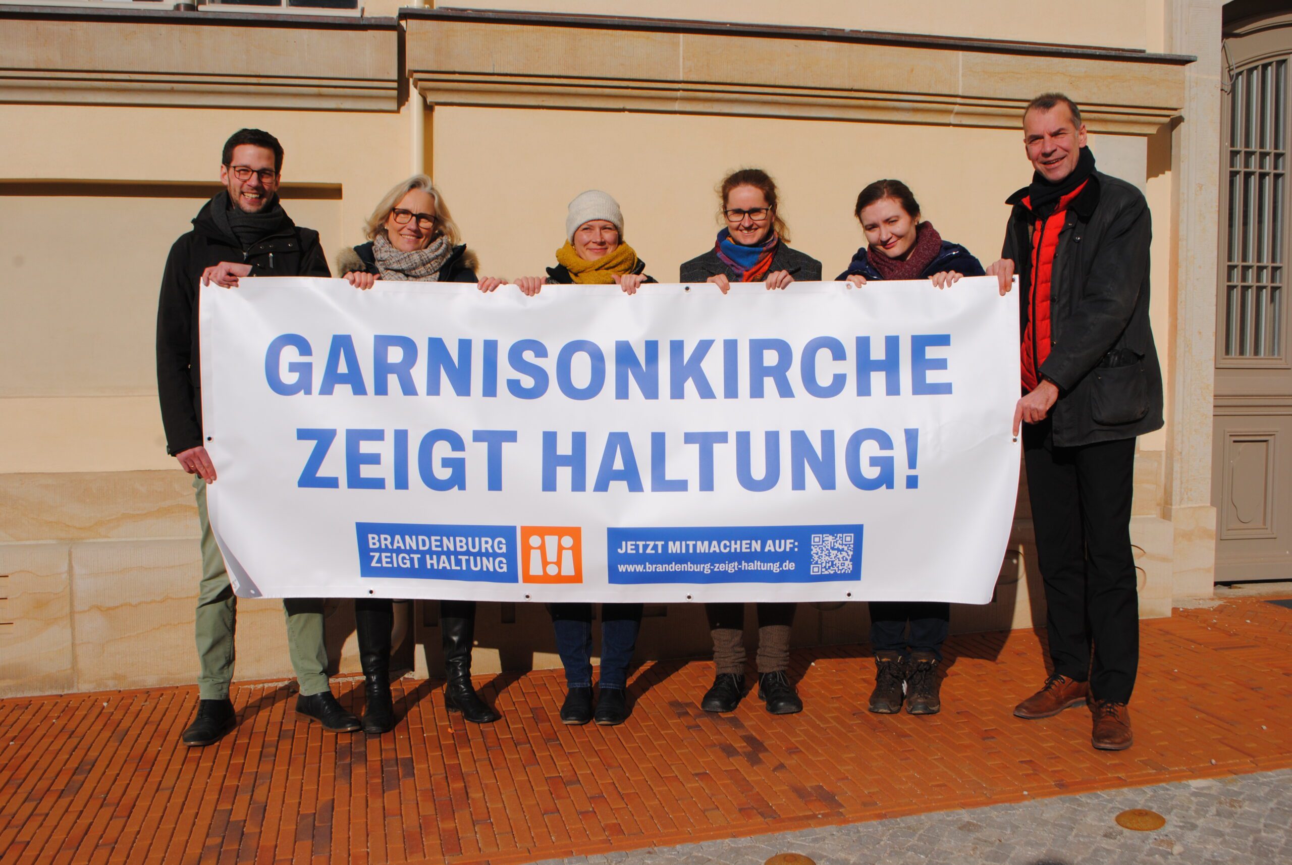 "Brandenburg zeigt Haltung": Stiftung Garnisonkirche hängt Banner auf. Foto: SGP