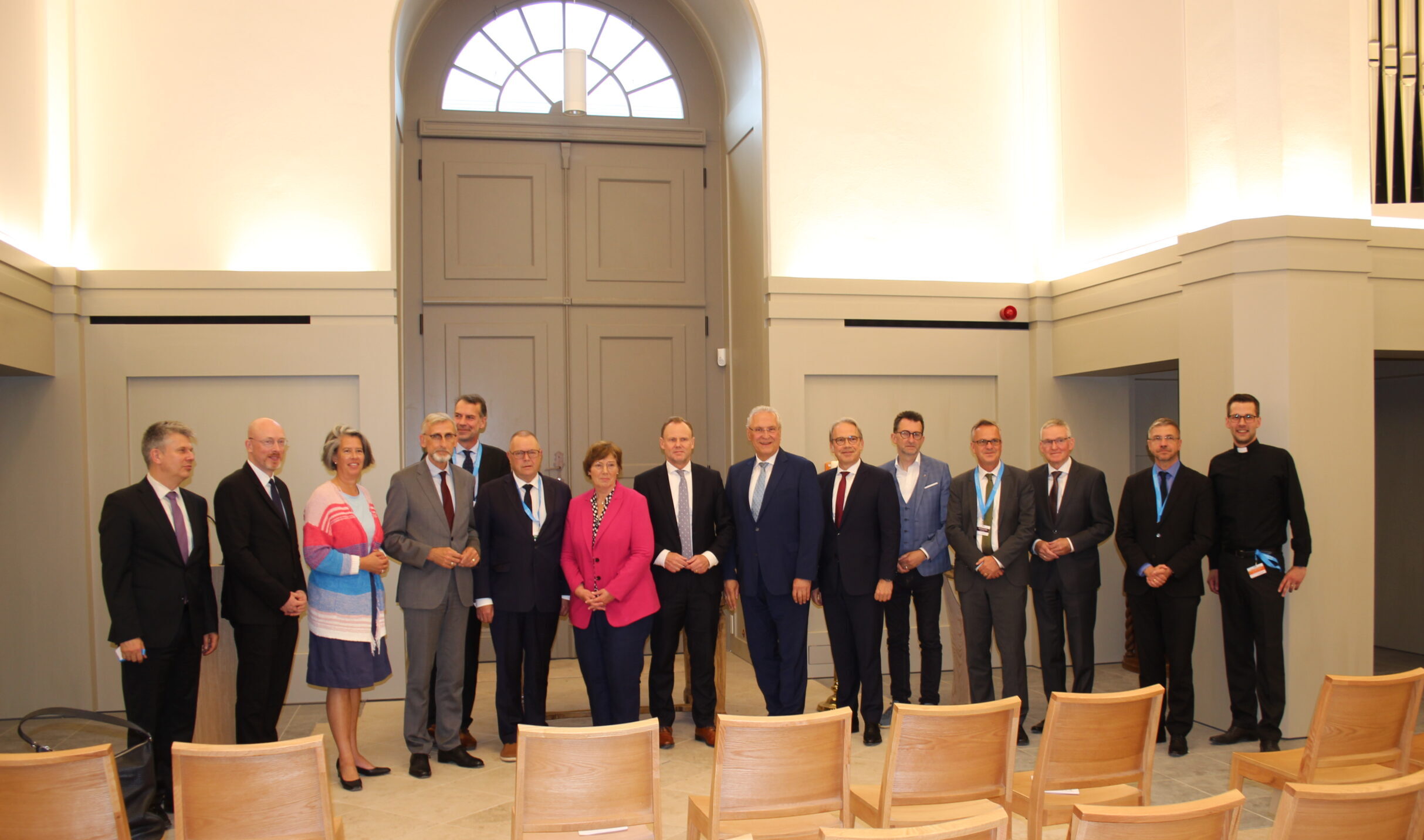 Gruppenbild von Innenministerkonferenz und Stiftungsvorstand in der Nagelkreuzkapelle