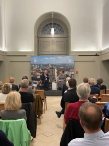 Volle Reihen beim Podium mit Thomas de Maizière