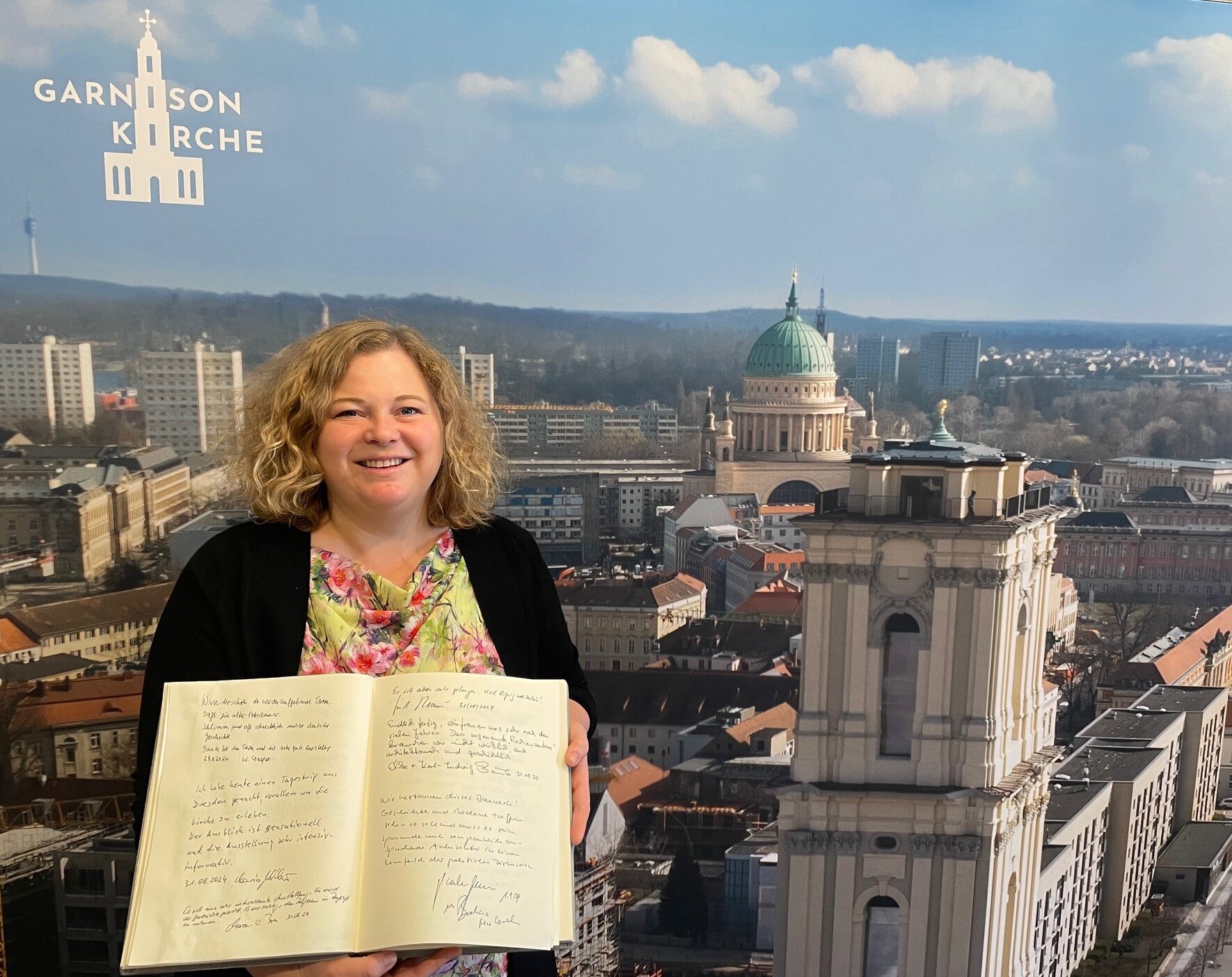 Iryna Maltseva vom Besuchsmanagement mit dem Gästebuch