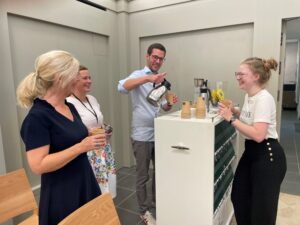 Pfarrer Dr. Jan Kingreen schenkt beim Segen to go Kaffee aus